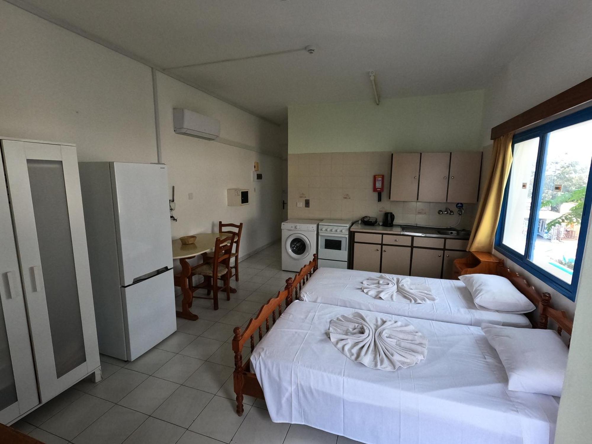 Island Budget Apartments Пафос Экстерьер фото