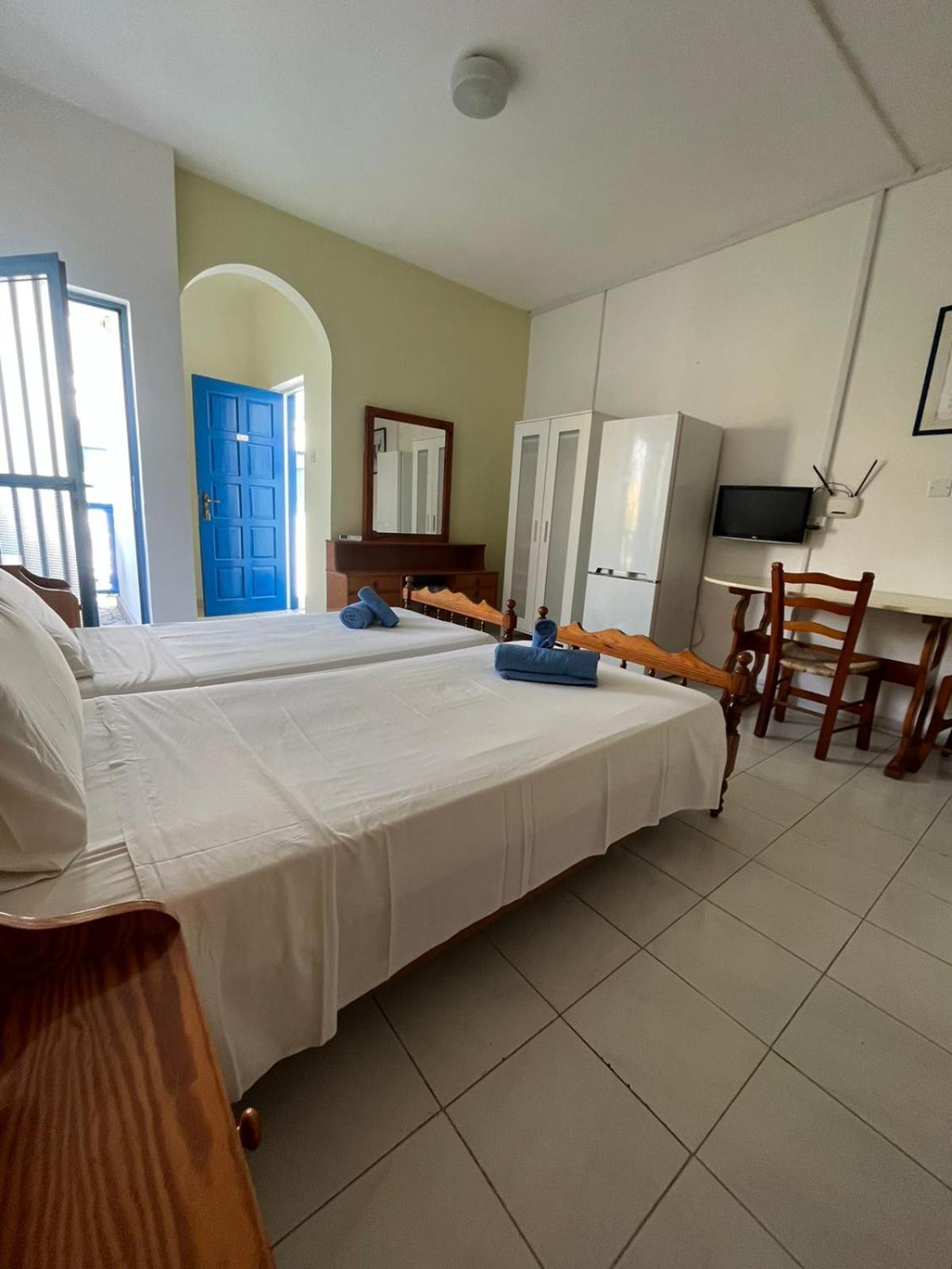 Island Budget Apartments Пафос Экстерьер фото